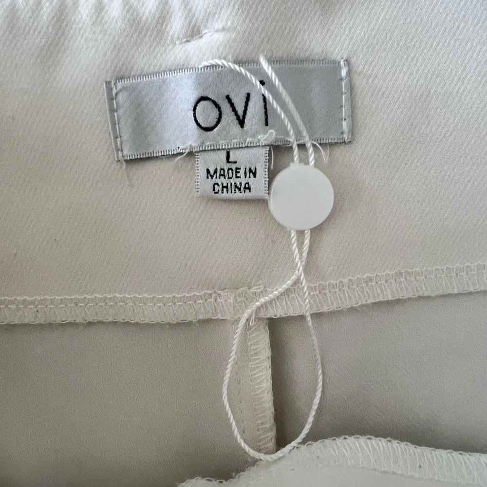 Elegant White Women's Shorts with Belt - Picture 9 of 12